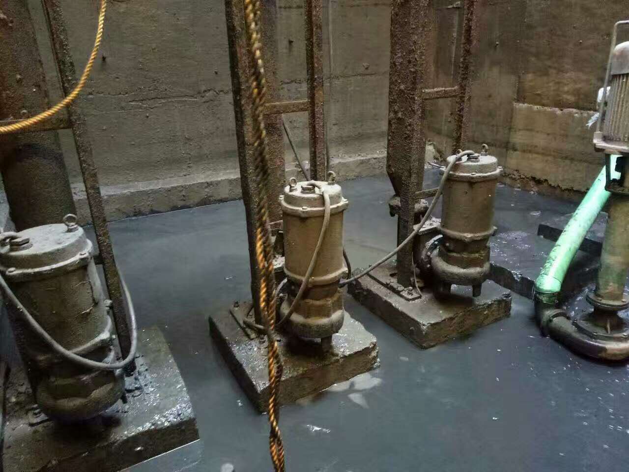 陆川污水池清理