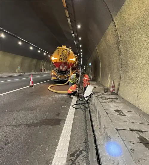 陆川隧道排水渠清淤